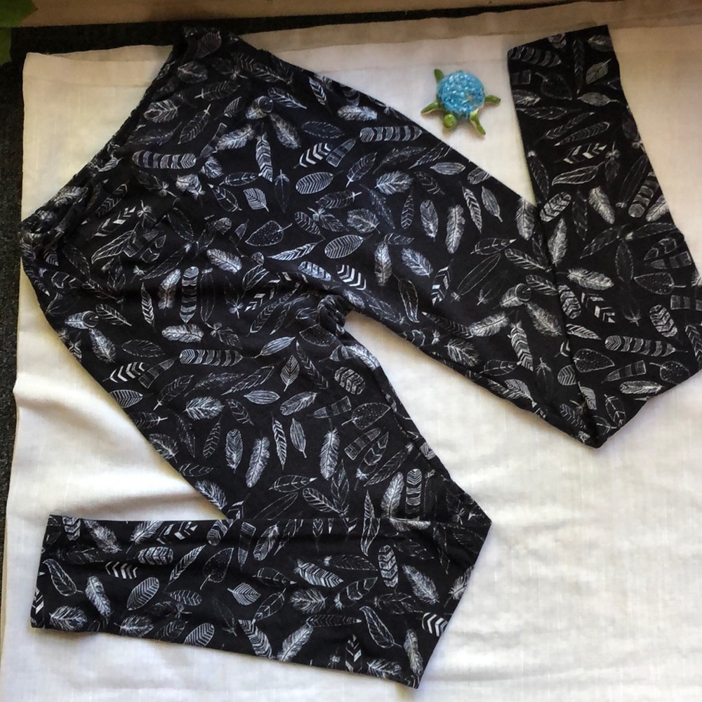 LuLaRoe Feather One Size Leggings